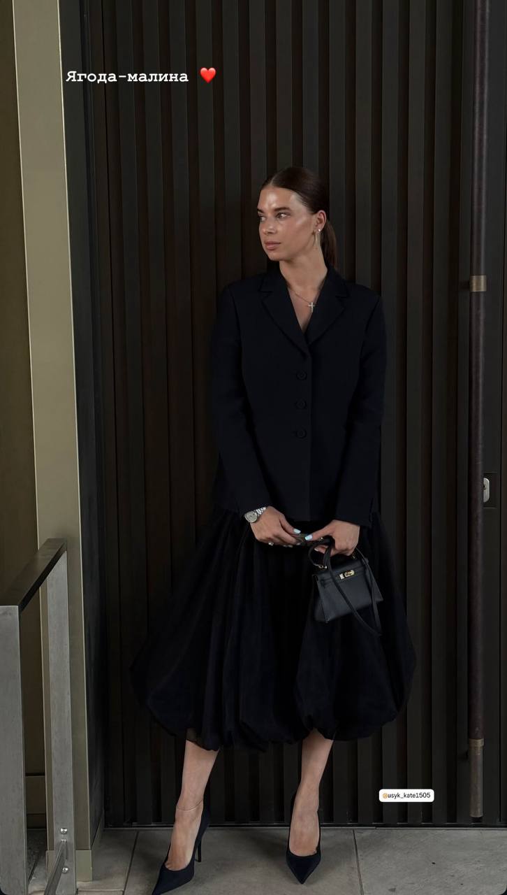 Жена Усика покорила элегантным образом в черном: жакет, объемная юбка и Hermès